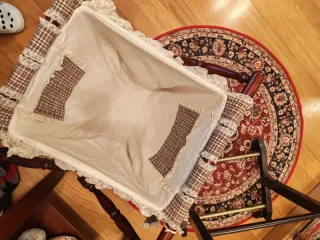 Galán de noche y costurero de madera.