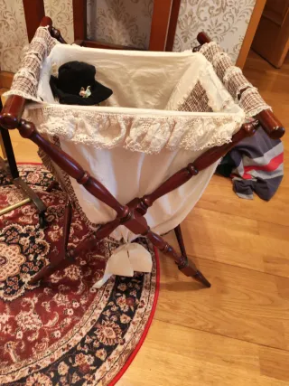 Galán de noche y costurero de madera.