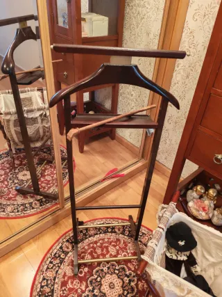 Galán de noche y costurero de madera.