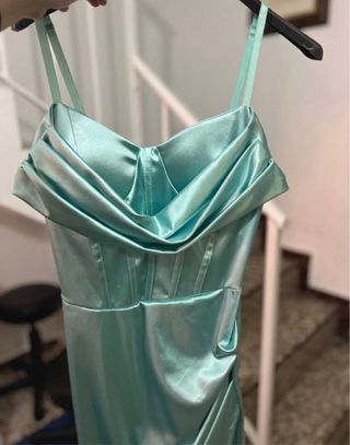 Vestido largo azul con abertura