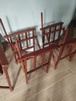 Sillas de madera plegables.