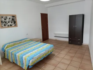 Habitación de matrimonio en casa compartida