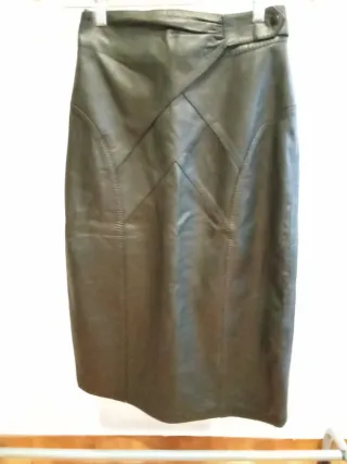 Falda de cuero negra