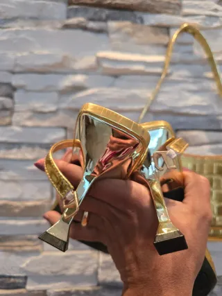 Scarpe oro con perle e strass più borsa