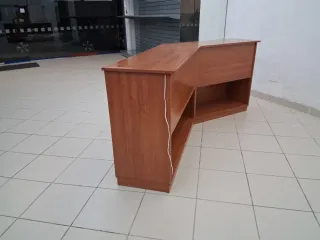 Banco in legno e vetro. Devo toglierlo.