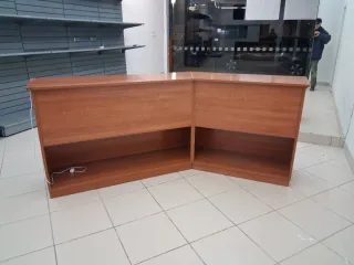 Banco in legno e vetro. Devo toglierlo.