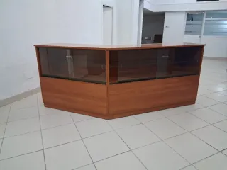 Banco in legno e vetro. Devo toglierlo.