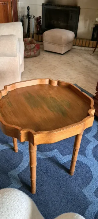 Mesa auxiliar de madera antigua