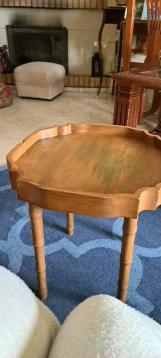 Mesa auxiliar de madera antigua