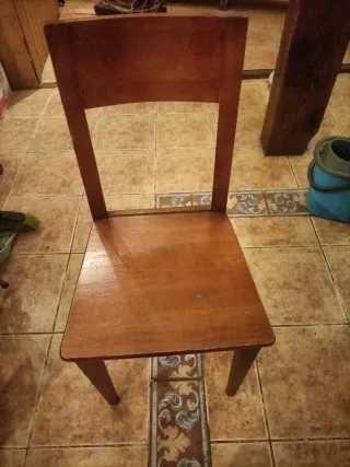 Silla de madera marrón