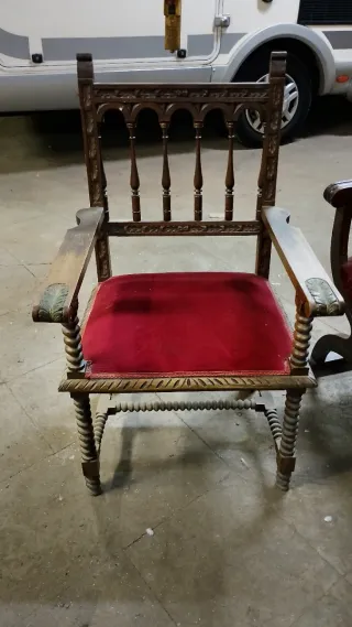 Trono madera tallada y terciopelo rojo