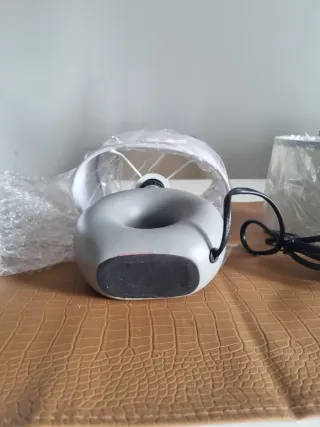 Lampada da comodino grigia con paralume