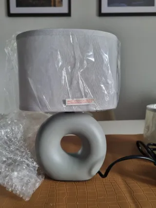 Lampada da comodino grigia con paralume
