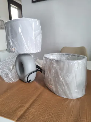 Lampada da comodino grigia con paralume