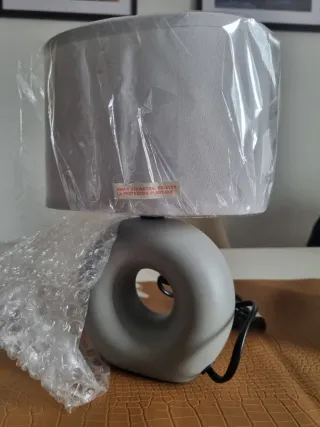 Lampada da comodino grigia con paralume