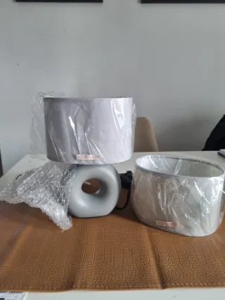 Lampada da comodino grigia con paralume
