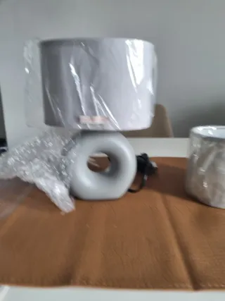 Lampada da comodino grigia con paralume