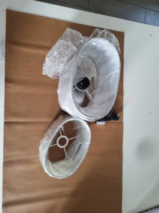 Lampada da comodino grigia con paralume