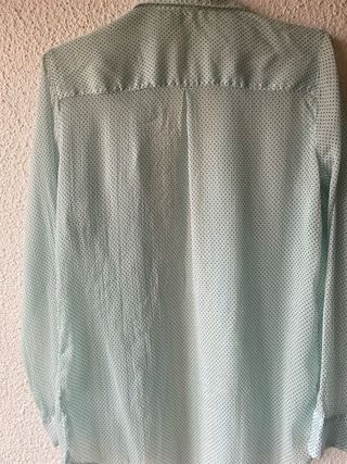 Camisa Stradivarius turquesa lunares