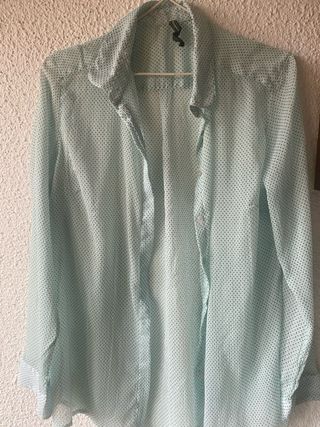 Camisa Stradivarius turquesa lunares