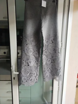Pantalón punto y crochet gris