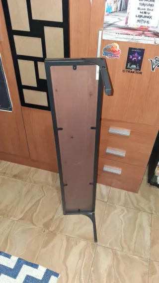 Estantería de pared negra y marrón