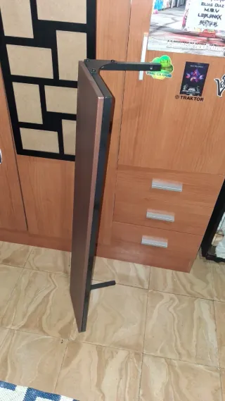 Estantería de pared negra y marrón