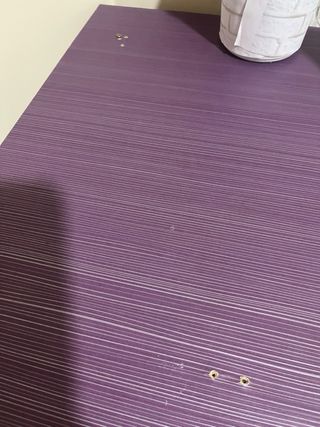 Escritorio morado y blanco