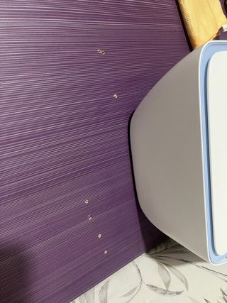 Escritorio morado y blanco