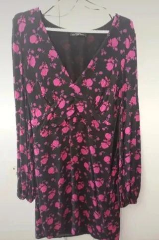 Vestido Bershka flores rosa fucsia