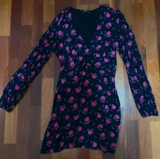 Vestido Bershka flores rosa fucsia
