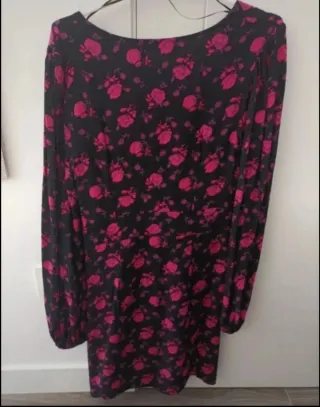 Vestido Bershka flores rosa fucsia