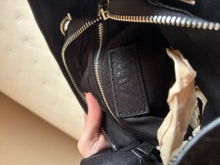 Bolso negro con tachuelas y cadena