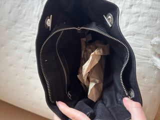 Bolso negro con tachuelas y cadena