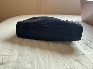 Bolso negro con tachuelas y cadena