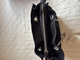 Bolso negro con tachuelas y cadena