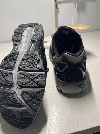 Asics Gel Talla 42 Negro/Gris