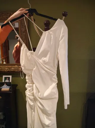 Vestido blanco drapeado una manga