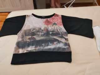 Maglietta nera 3/4 con fiori e paesaggio