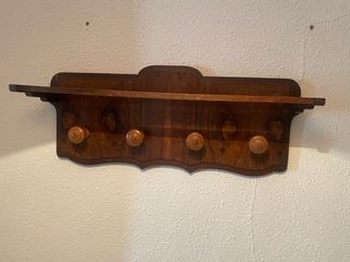 Perchero de madera vintage con estante