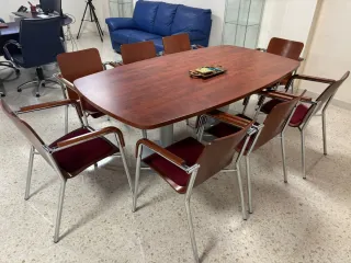 Mesa de juntas y 8 sillas de madera y metal
