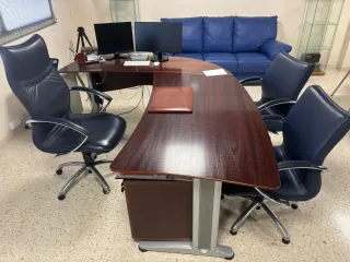 Mesa de juntas y 8 sillas de madera y metal