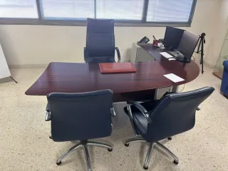 Mesa de juntas y 8 sillas de madera y metal