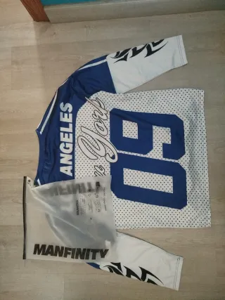 Camiseta shein azul y blanca manga larga