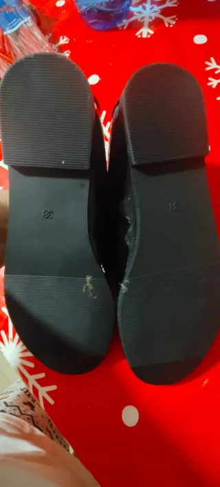 Zapatos negros charol con detalle dorado