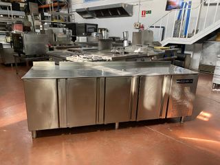 Bajomostrador refrigerado 4 puertas Gastronorm