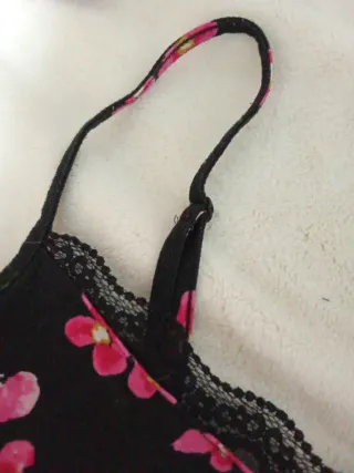 Pijama SHEIN flores negro y rosa