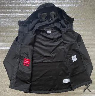 Chaqueta CP Company con capucha y gafas