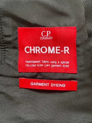 Chaqueta CP Company con capucha y gafas