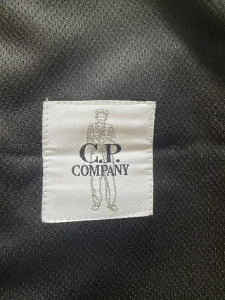 Chaqueta CP Company con capucha y gafas